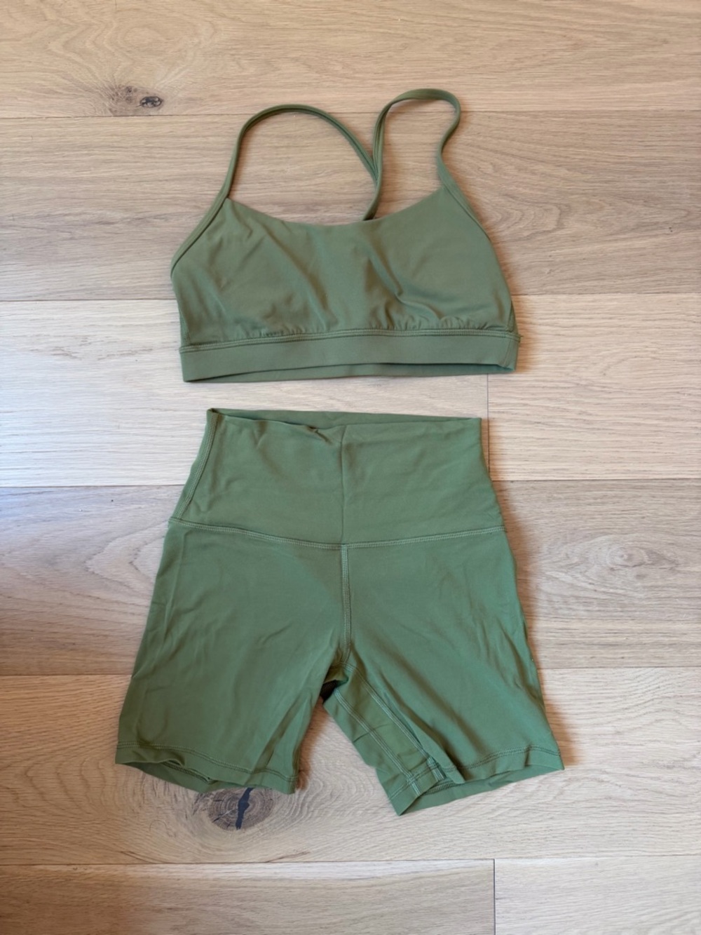 Lululemon align 6” shorts (size 4) and flow y bra nulu (size 8)
